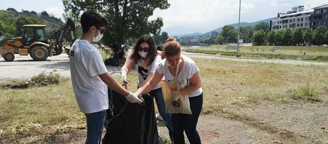 stotina-gragani-dobrovolno-ja-cistea-divata-deponija-pod-skopskoto-kale-nastani.jpg