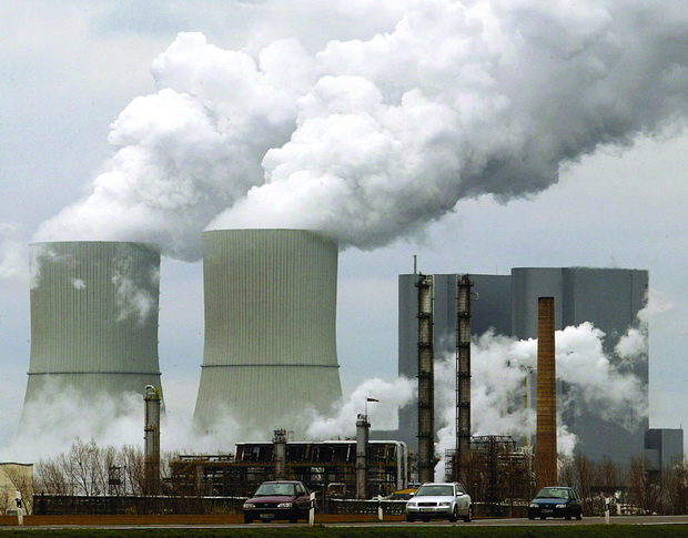 CARS DRIVE PAST A CHEMICAL PLANT NEAR THE EASTERN GERMAN VILLAGE OF LIPPENDORF